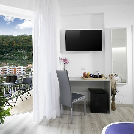 Sirocco Suites Сант'Агнело Екстериор снимка
