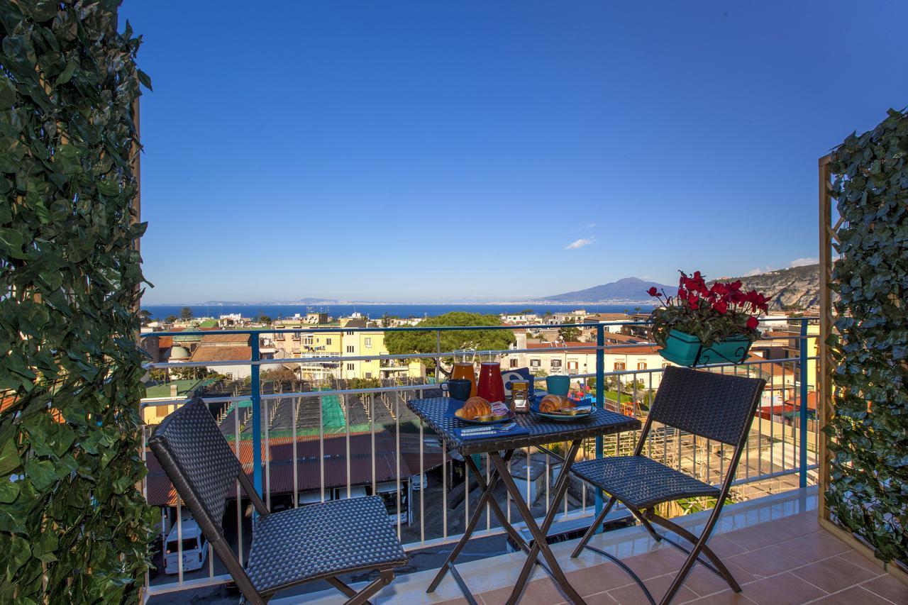 Sirocco Suites Сант'Агнело Екстериор снимка